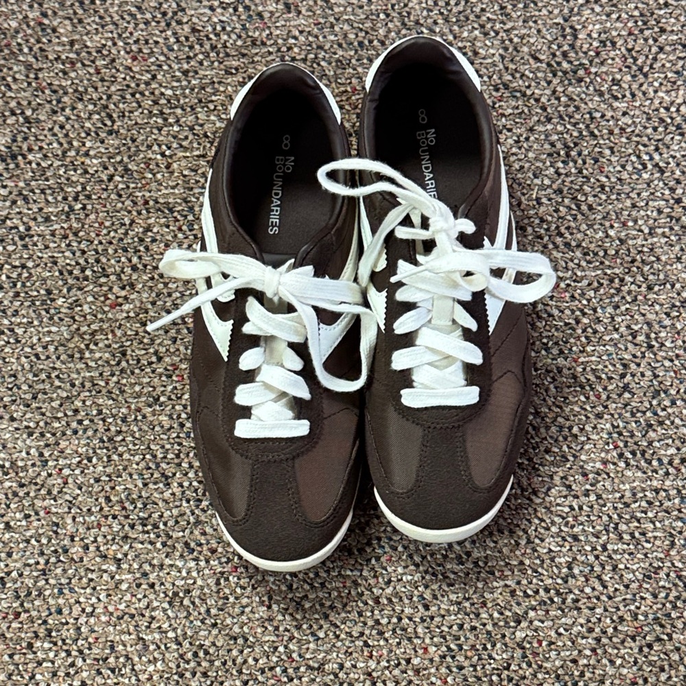 No Boundaries Women’s Dark Brown and White Sneakers. Size 8